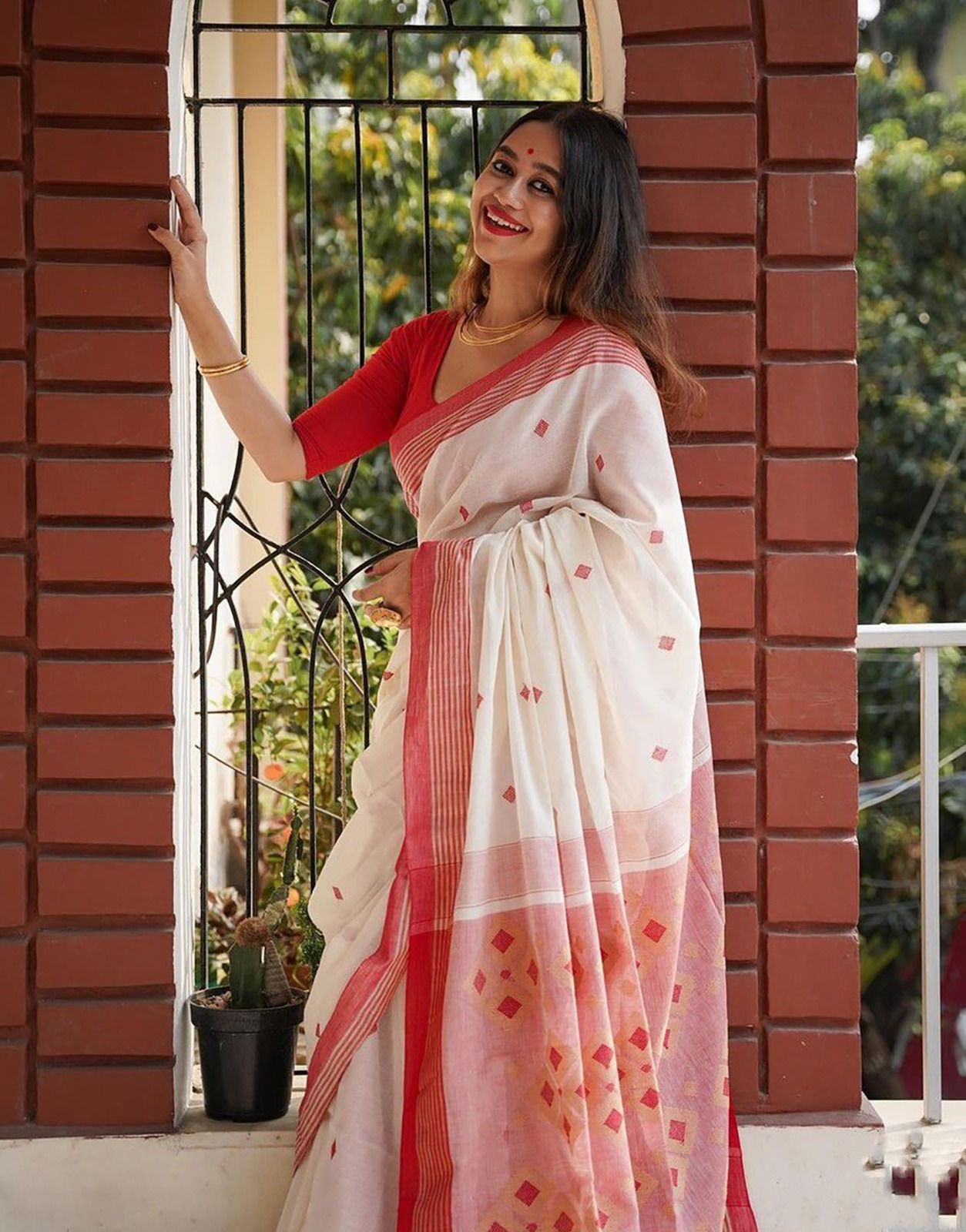 Intricate Off White Cotton Silk Saree With Capricious Blouse Piece