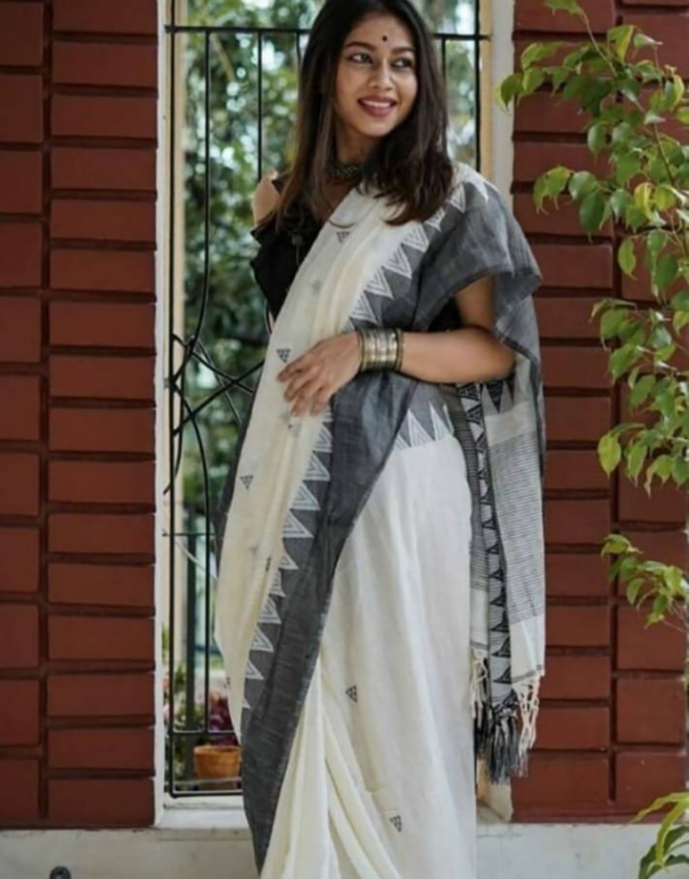 Serendipity Off White Cotton Silk Saree With Sumptuous Blouse Piece