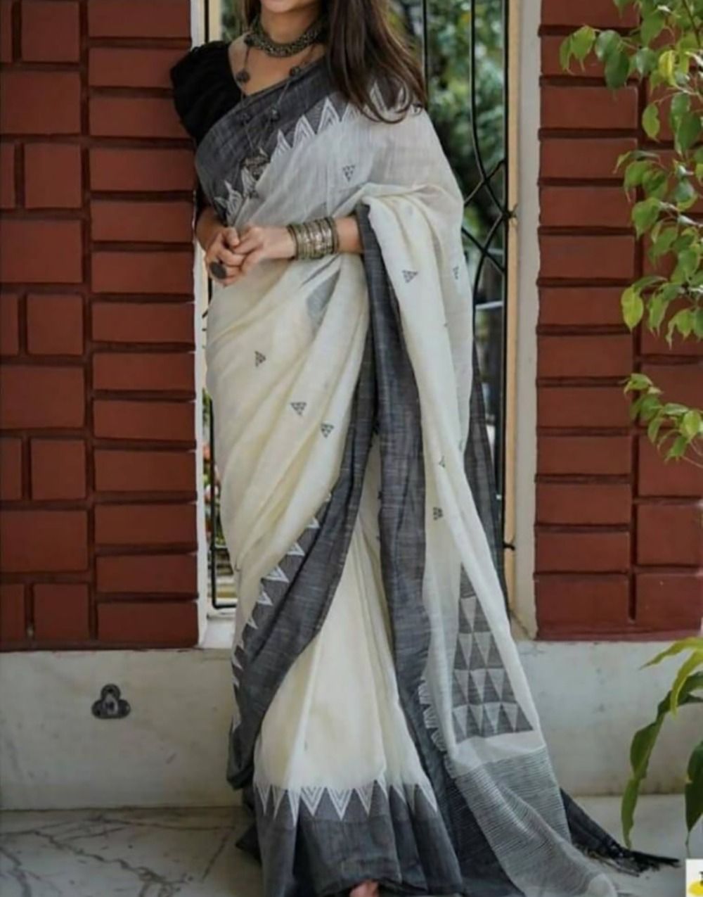 Serendipity Off White Cotton Silk Saree With Sumptuous Blouse Piece