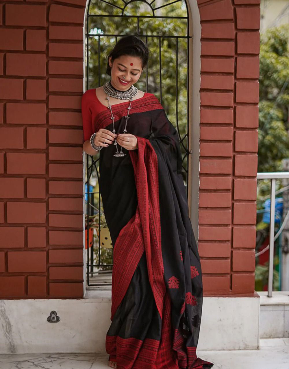 Susurrous Black Cotton Silk Saree With Vestigial Blouse Piece