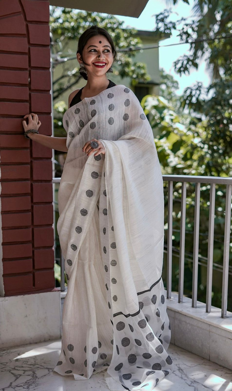 Tempting Off White Cotton Silk Saree With Confounding Blouse Piece