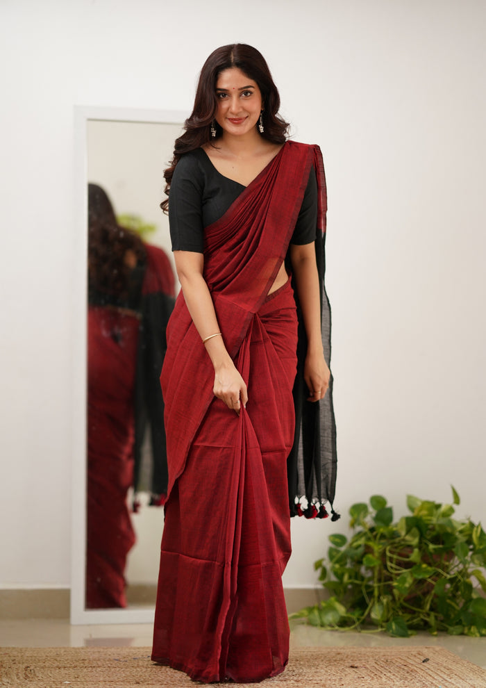 Flamboyant Red Cotton Silk Saree With Desuetude Blouse Piece