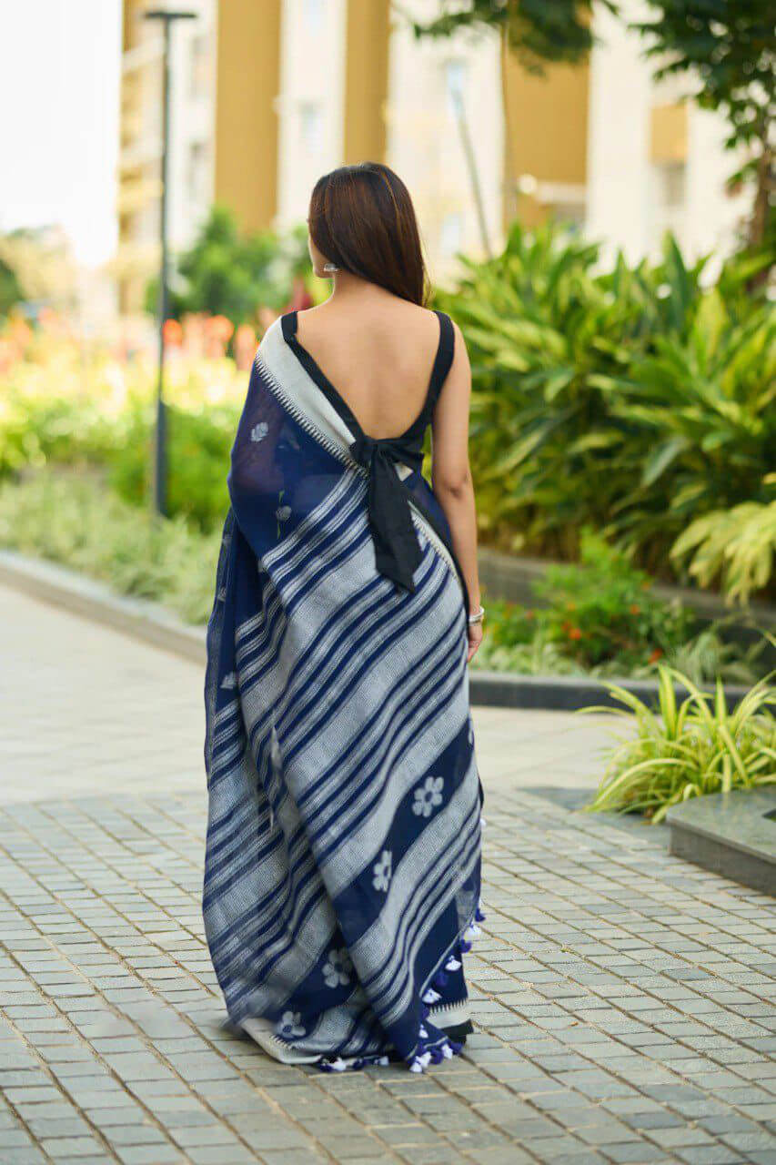 Susurrous Navy Blue Cotton Silk Saree With Rhapsodic Blouse Piece