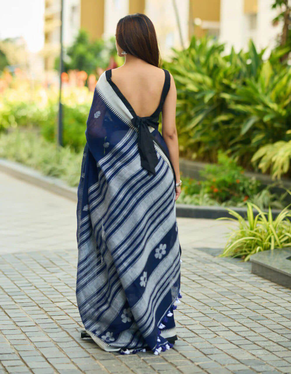 Susurrous Navy Blue Cotton Silk Saree With Rhapsodic Blouse Piece