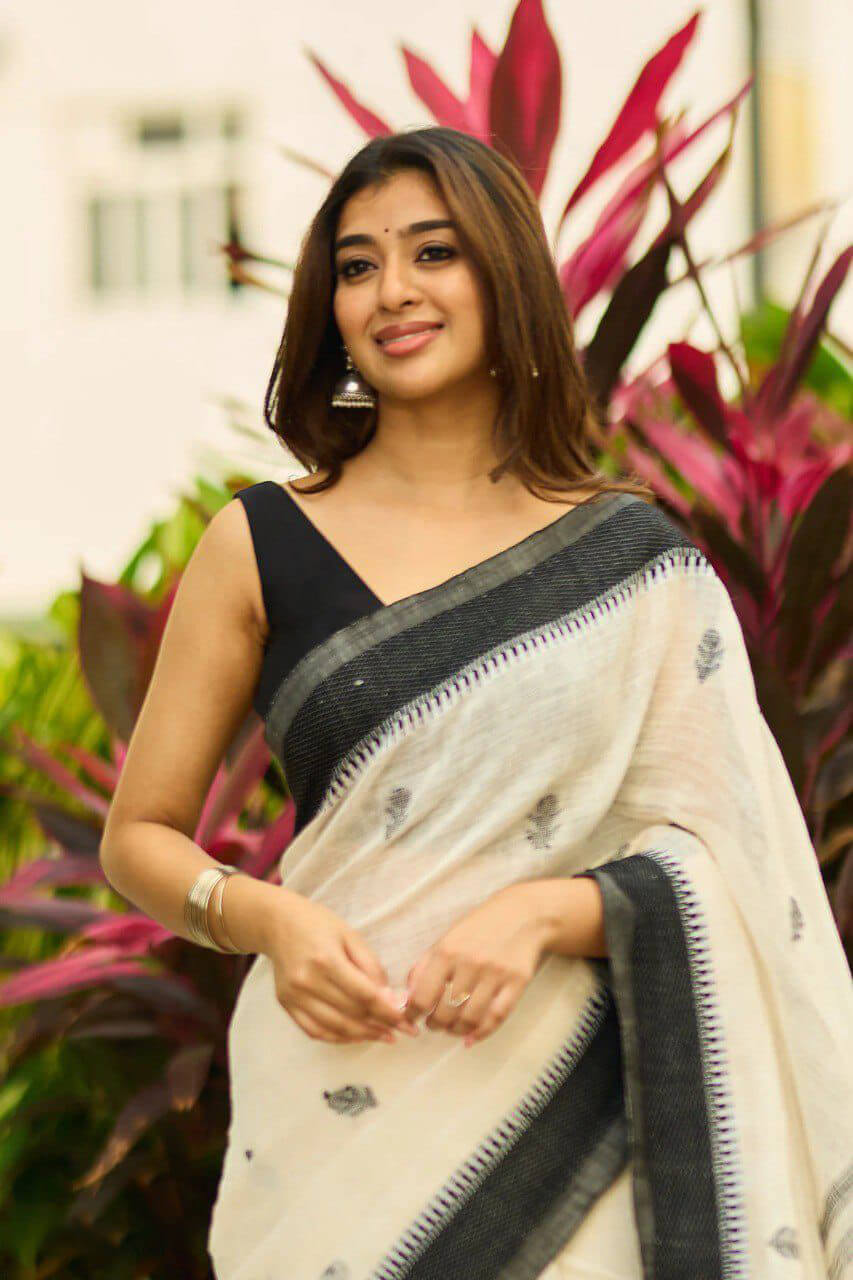 Incredible Off White Cotton Silk Saree With Invaluable Blouse Piece
