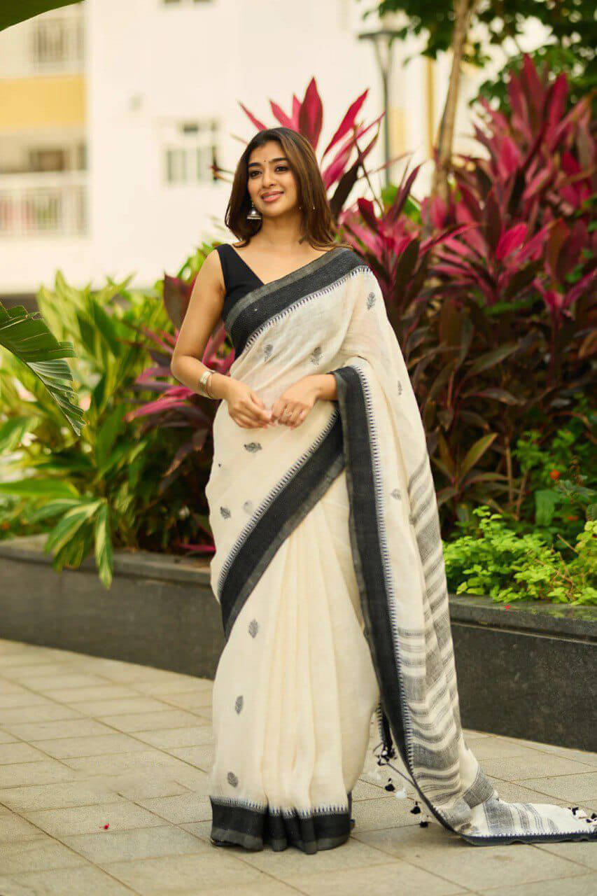 Incredible Off White Cotton Silk Saree With Invaluable Blouse Piece