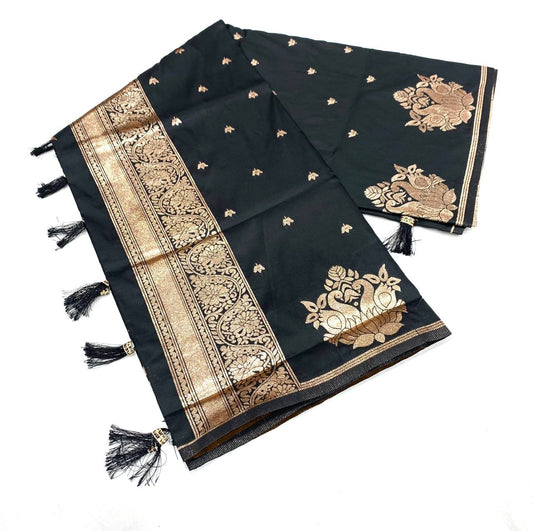 Deserving Black Soft Silk Saree With Efflorescence Blouse Piece