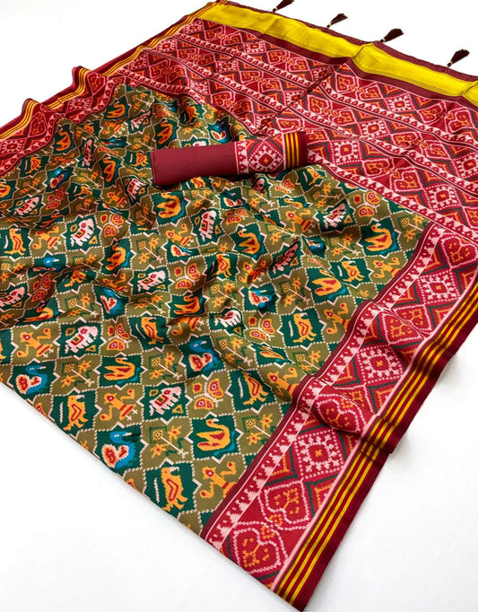 Adorable Green Printed Patola Handloom Silk Saree With Resplendent Blouse Piece