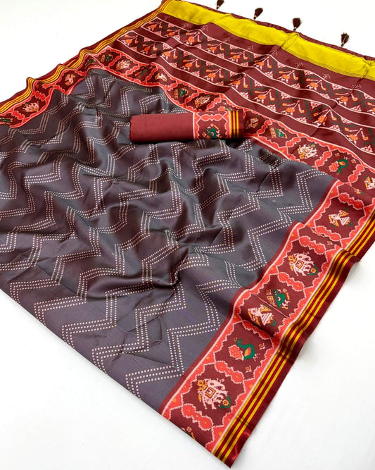 Flameboyant Grey Printed Patola Handloom Silk Saree With Refreshing Blouse Piece