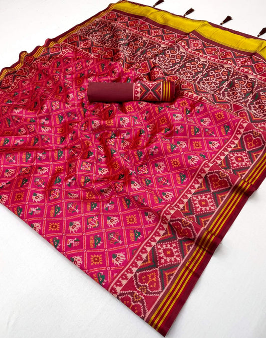 Fancifull Dark Pink Printed Patola Handloom Silk Saree With Tantalizing Blouse Piece