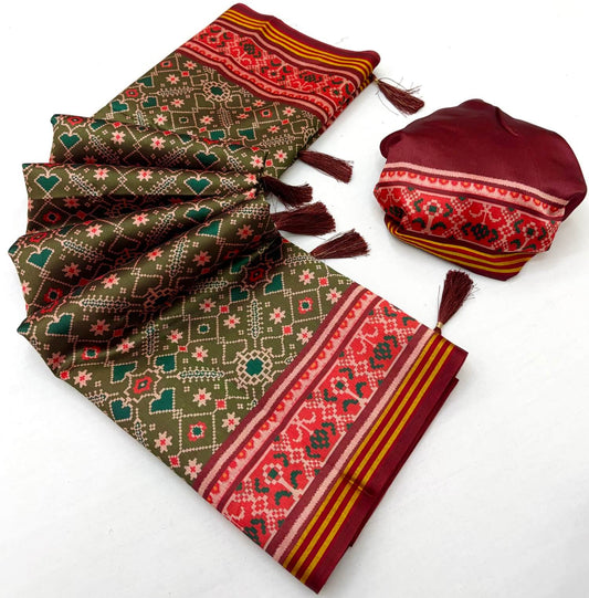 Smashing Green Printed Patola Handloom Silk Saree With Ideal Blouse Piece