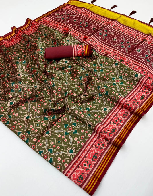 Smashing Green Printed Patola Handloom Silk Saree With Ideal Blouse Piece