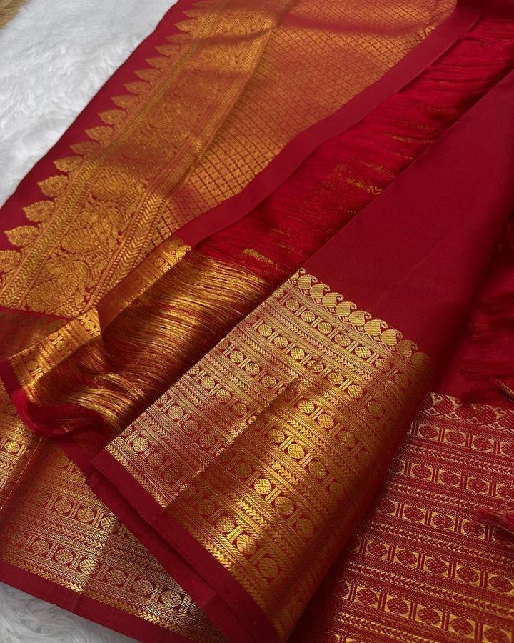 Imaginative Red Soft Silk Saree With Tremendous Blouse Piece