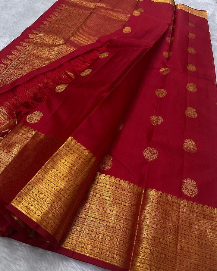 Imaginative Red Soft Silk Saree With Tremendous Blouse Piece