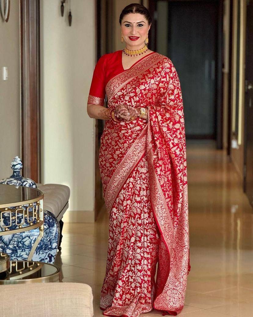 Devastating Red Soft Silk Saree With Magnetic Blouse Piece