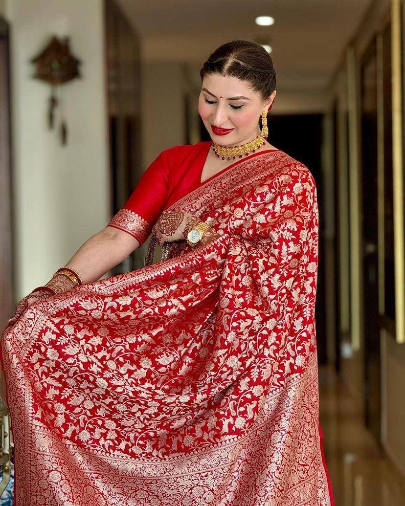 Devastating Red Soft Silk Saree With Magnetic Blouse Piece