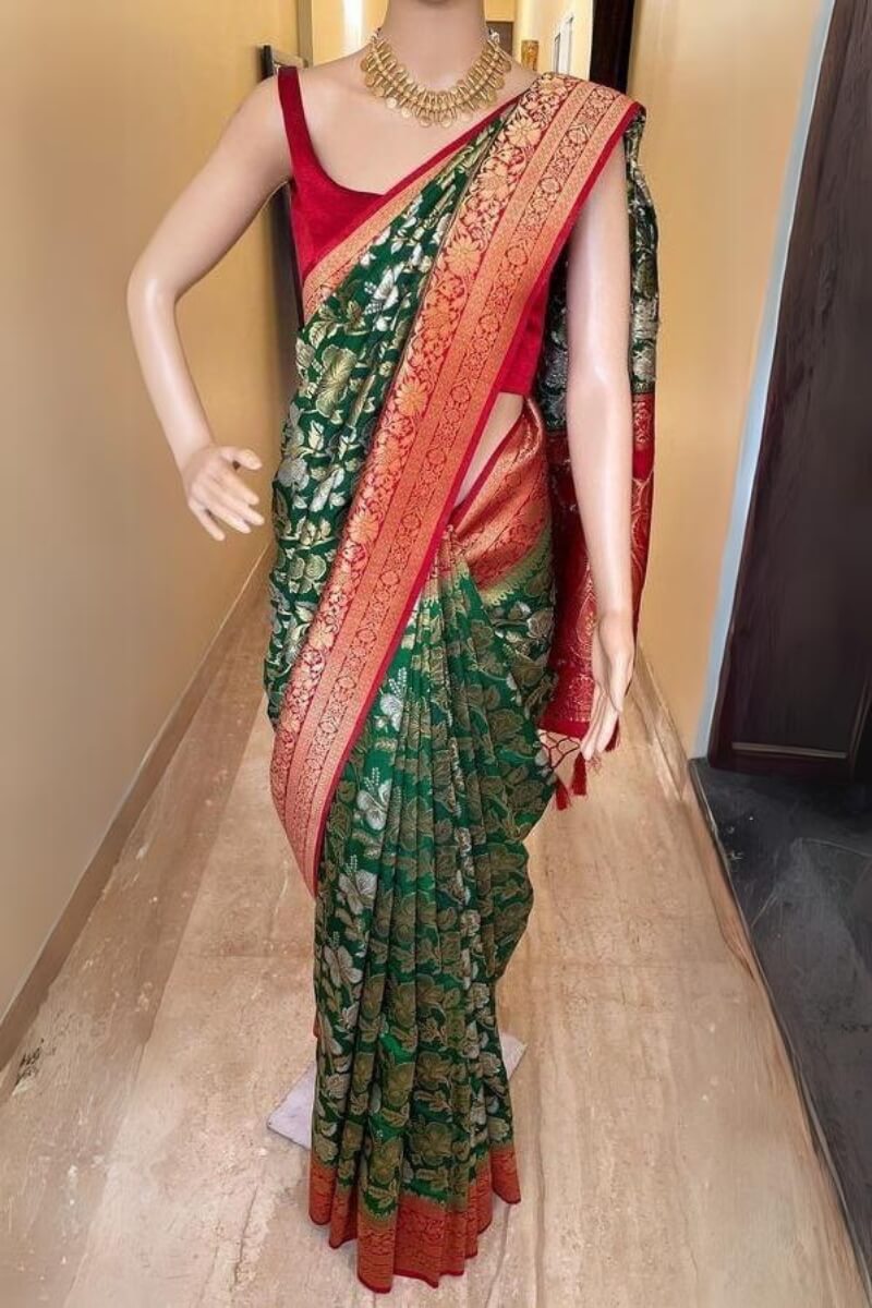 Quixotic Dark Green Soft Silk Saree With Ravishing Blouse Piece