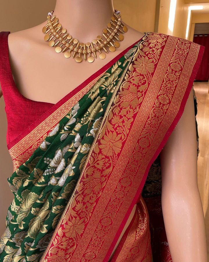 Quixotic Dark Green Soft Silk Saree With Ravishing Blouse Piece