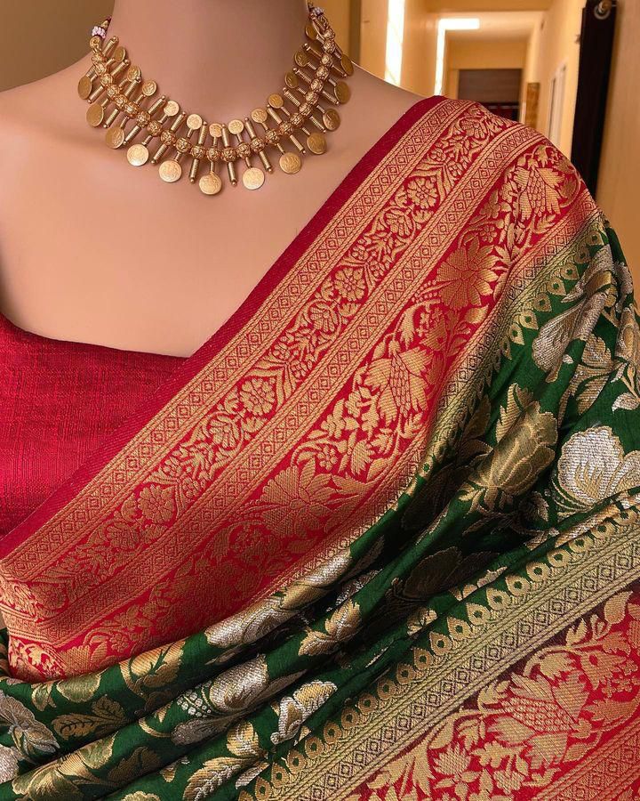 Quixotic Dark Green Soft Silk Saree With Ravishing Blouse Piece