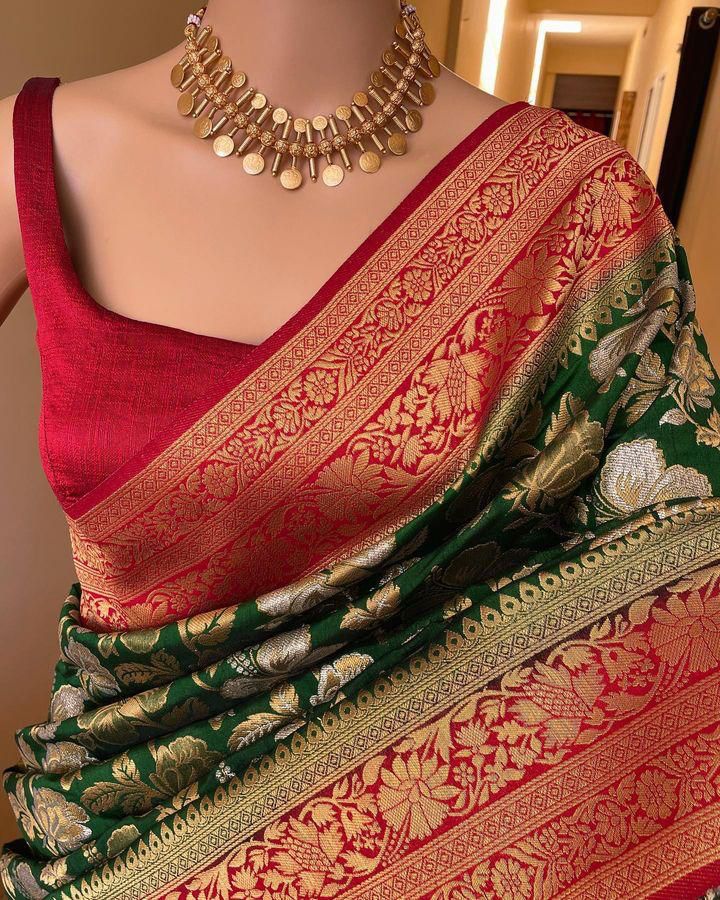 Quixotic Dark Green Soft Silk Saree With Ravishing Blouse Piece