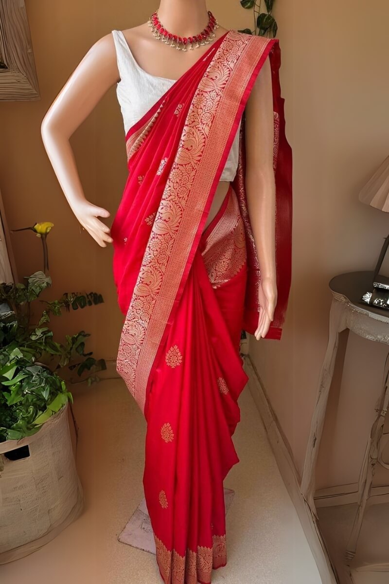 Seraphic Red Soft Silk Saree With Beguiling Blouse Piece