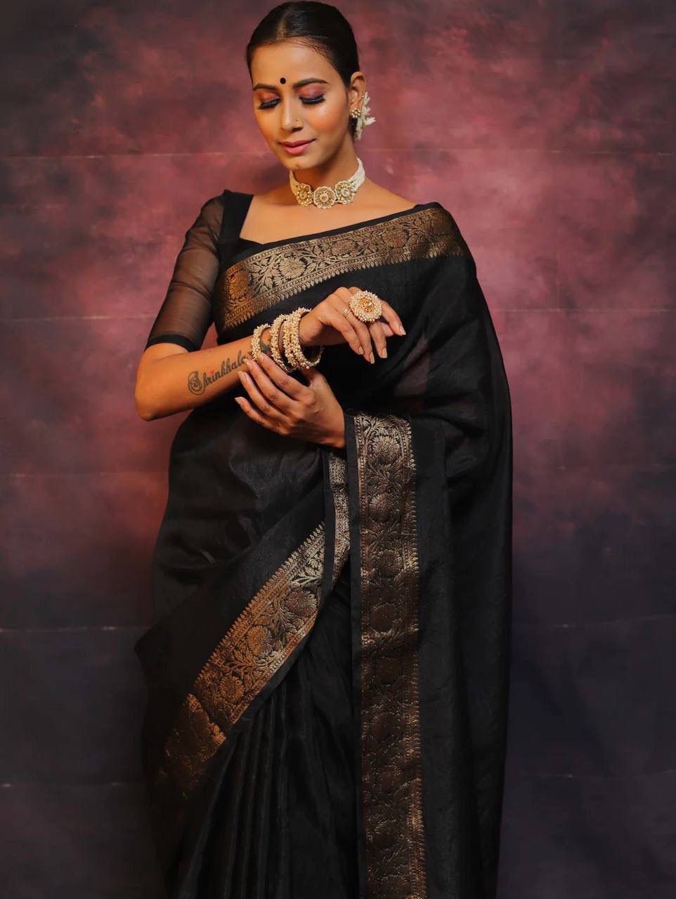 Piquant Black Soft Silk Saree With Proficient Blouse Piece