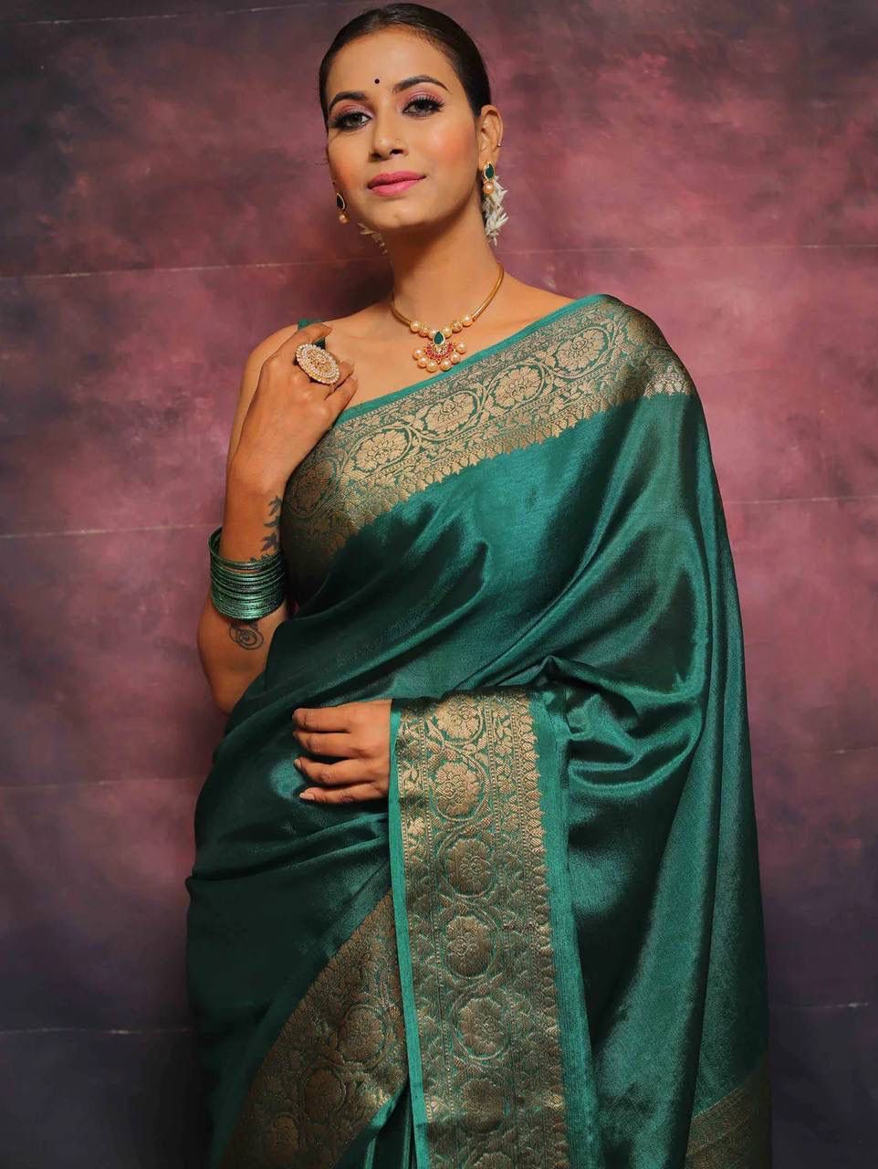 Desultory Rama Soft Silk Saree With Comely Blouse Piece