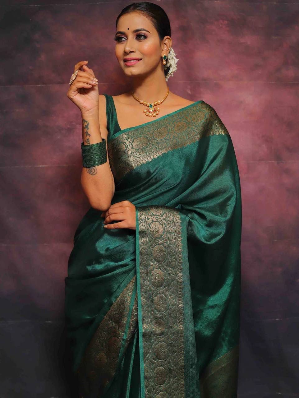 Desultory Rama Soft Silk Saree With Comely Blouse Piece