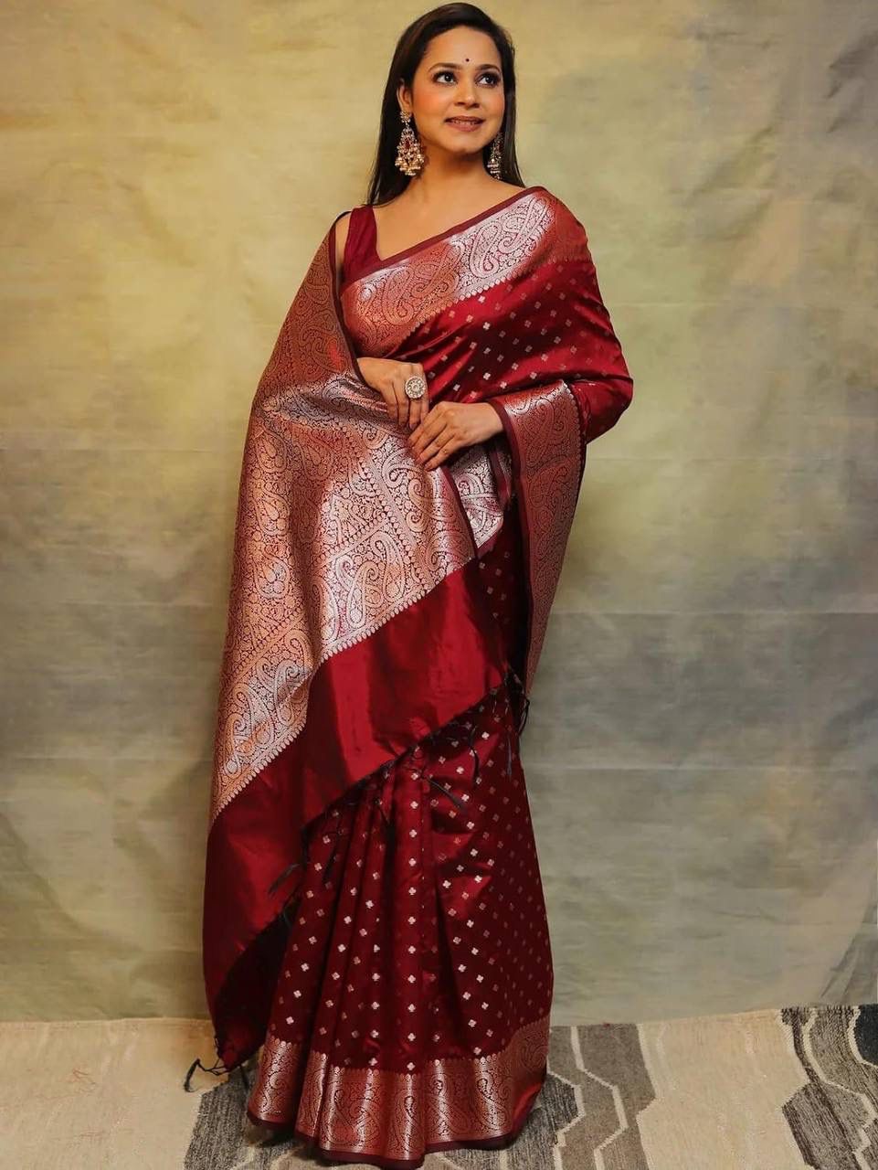 Imbrication Maroon Soft Silk Saree With Dissemble Blouse Piece