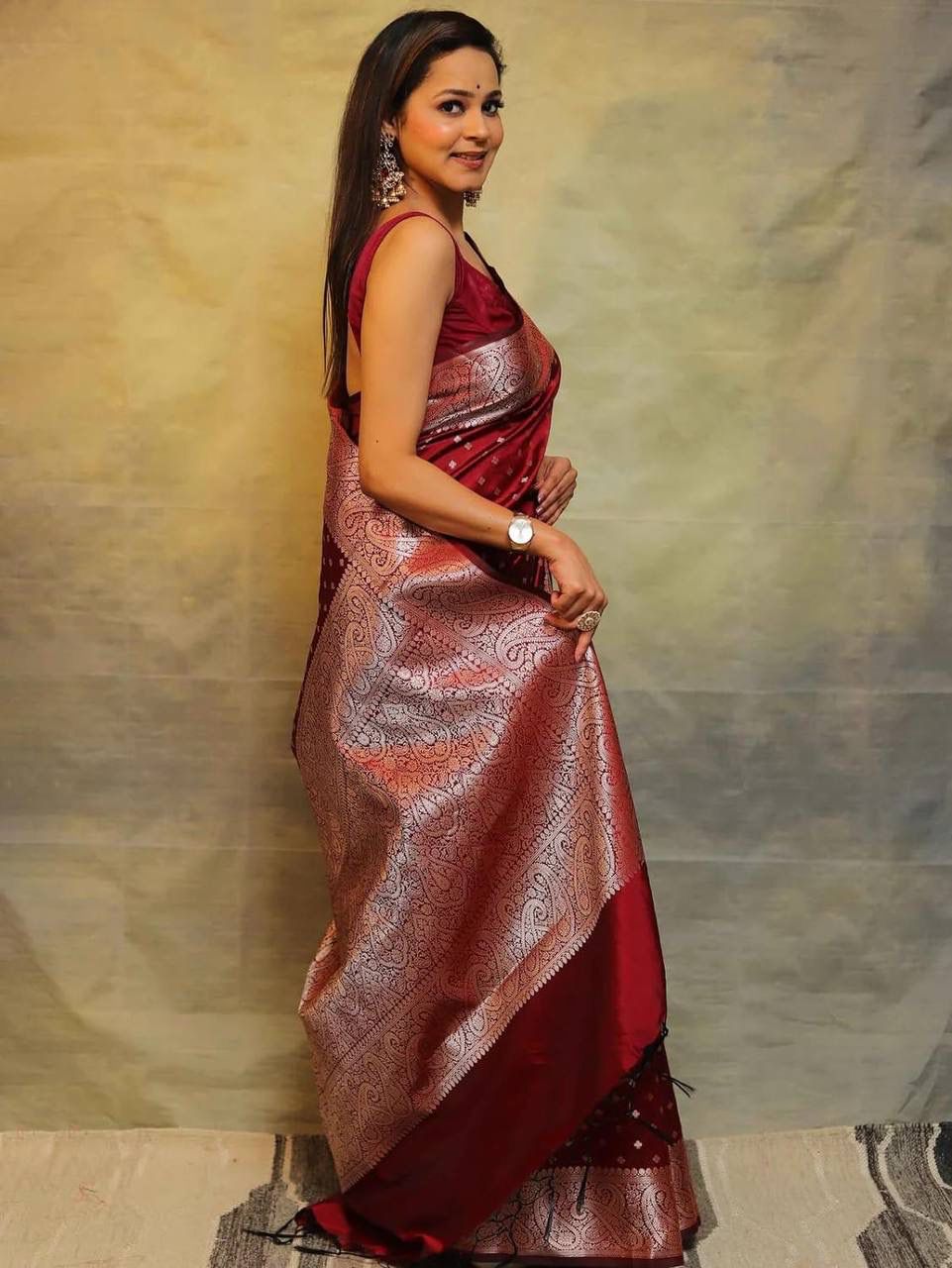 Imbrication Maroon Soft Silk Saree With Dissemble Blouse Piece