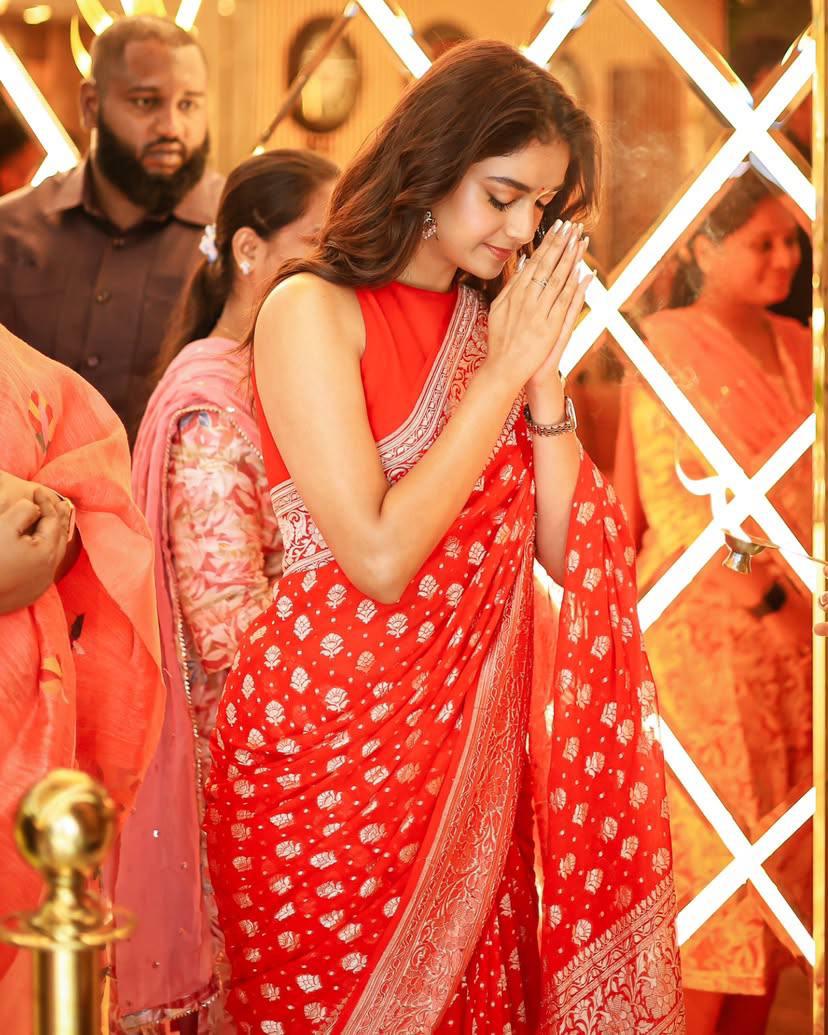 Blissful Red Soft Silk Saree With Preferable Blouse Piece