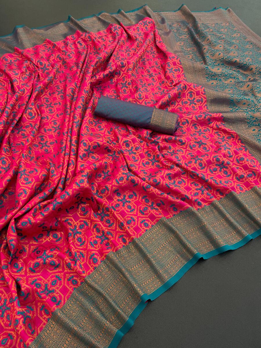 Extraordinary Dark Pink Soft Banarasi Silk Saree With Attractive Blouse Piece