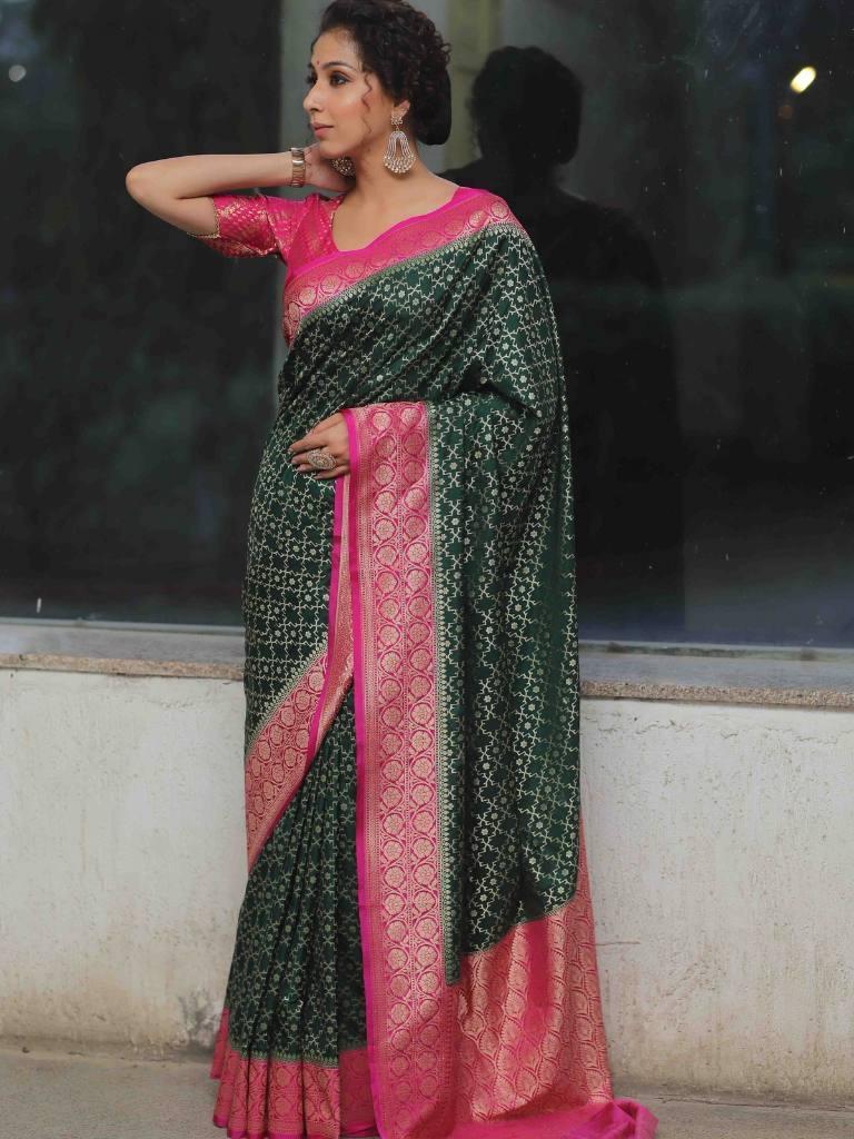 Staggering Dark Green Soft Silk Saree With Elegant Blouse Piece