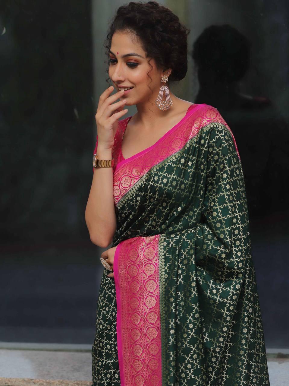 Staggering Dark Green Soft Silk Saree With Elegant Blouse Piece