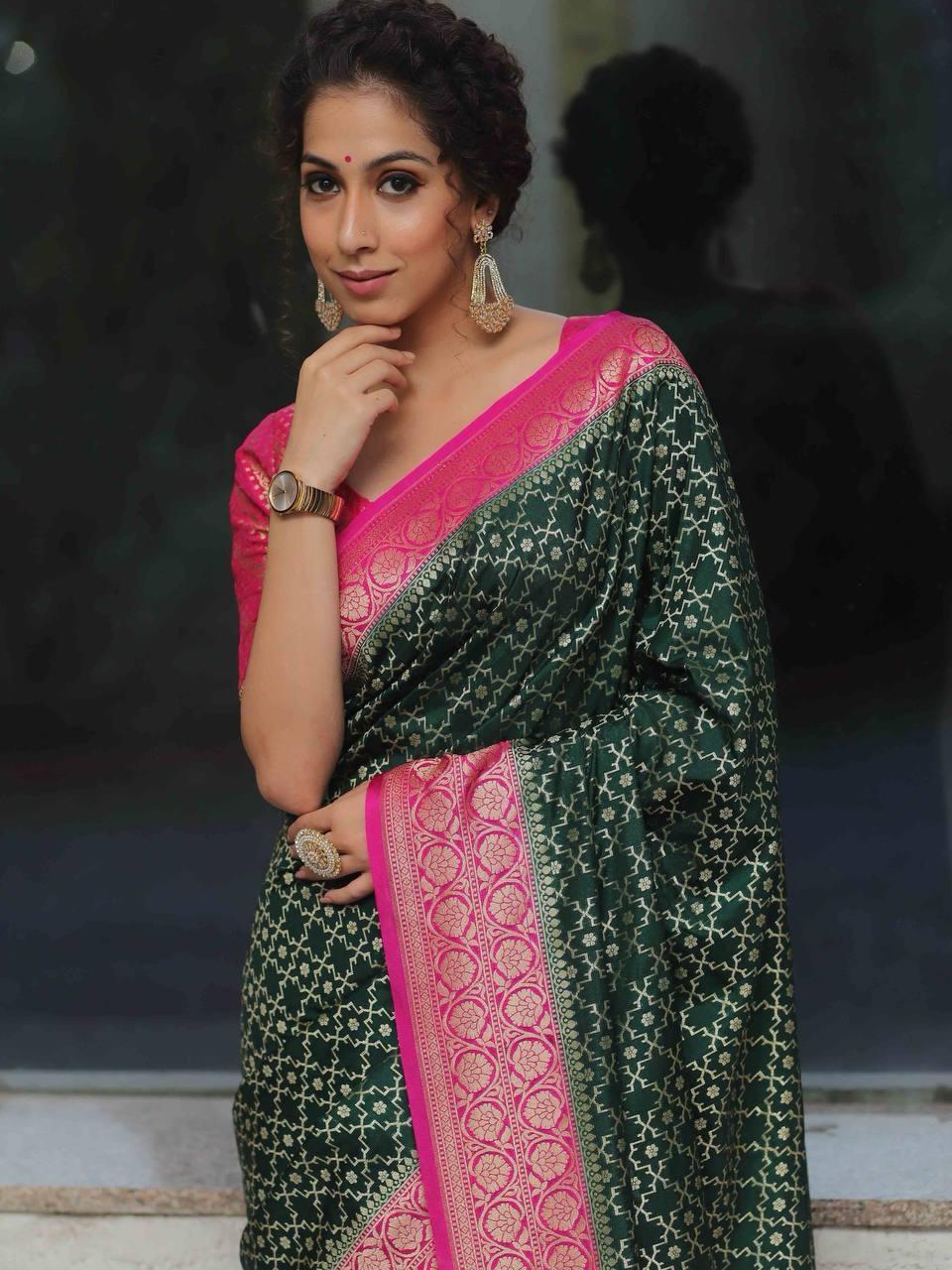 Staggering Dark Green Soft Silk Saree With Elegant Blouse Piece