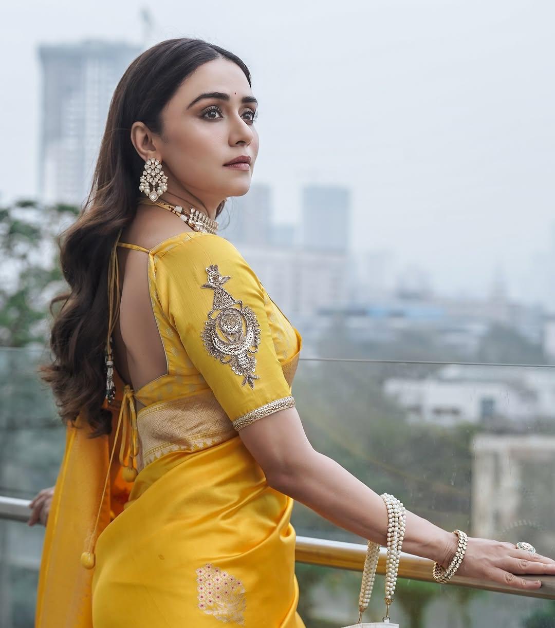 Sempiternal Yellow Soft Silk Saree With Evanescent Blouse Piece