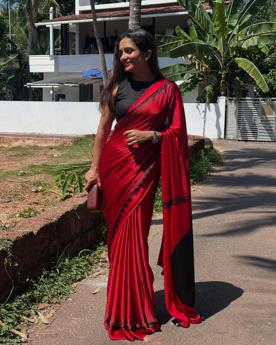 Ebullience Red Digital Printed Crape Silk Saree With Diaphanous Blouse Piece