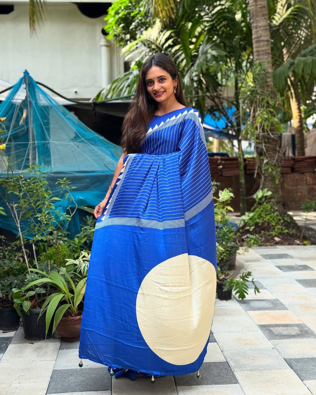 Unequalled Royal Blue Digital Printed Crape Silk Saree With Ebullience Blouse Piece