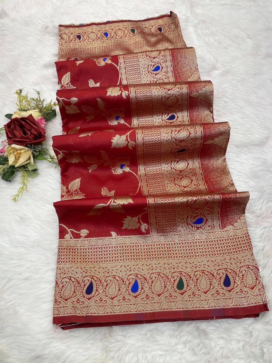 Ineffable Red Soft Banarasi Silk Saree With Tantalizing Blouse Piece