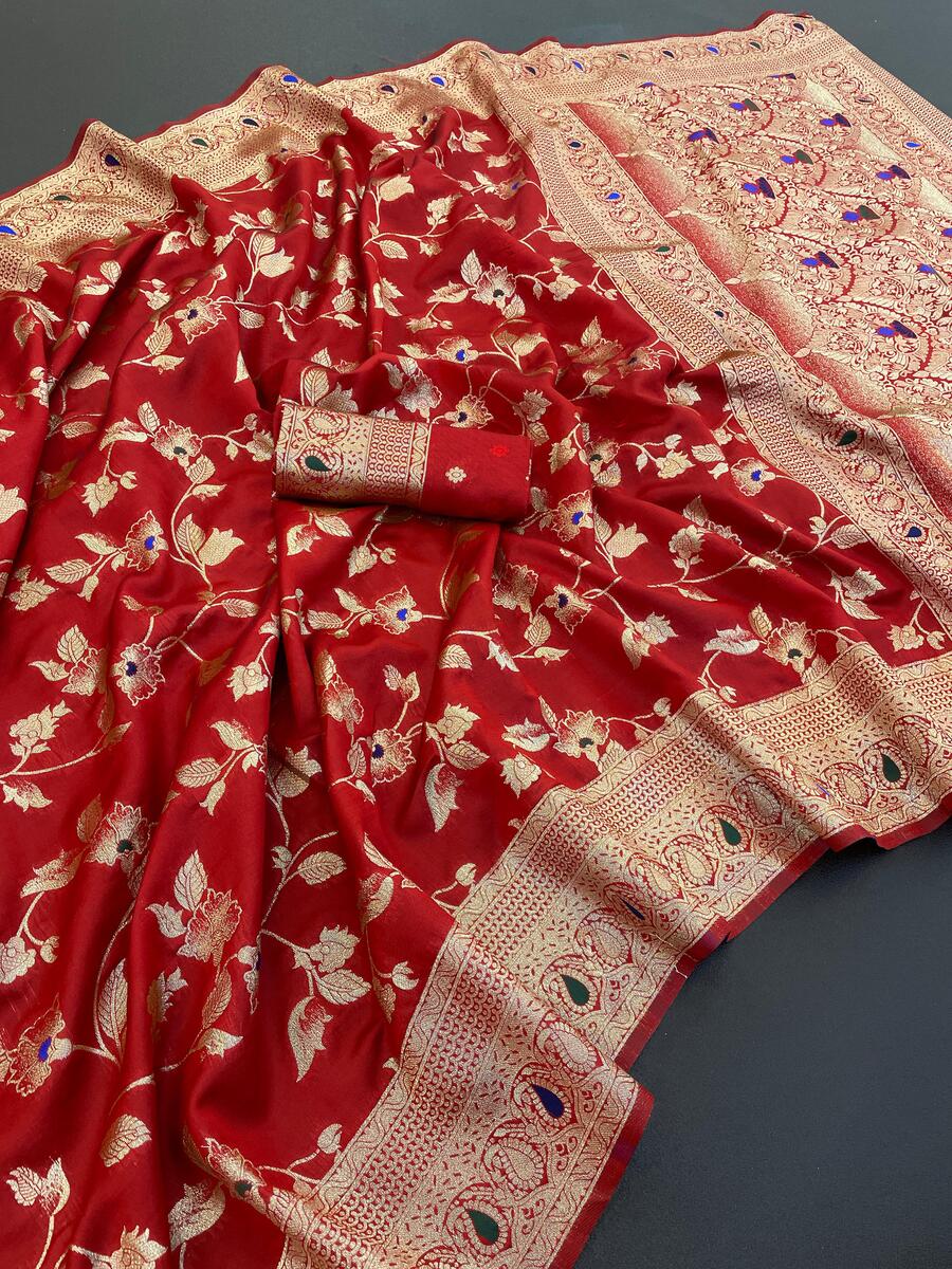 Ineffable Red Soft Banarasi Silk Saree With Tantalizing Blouse Piece