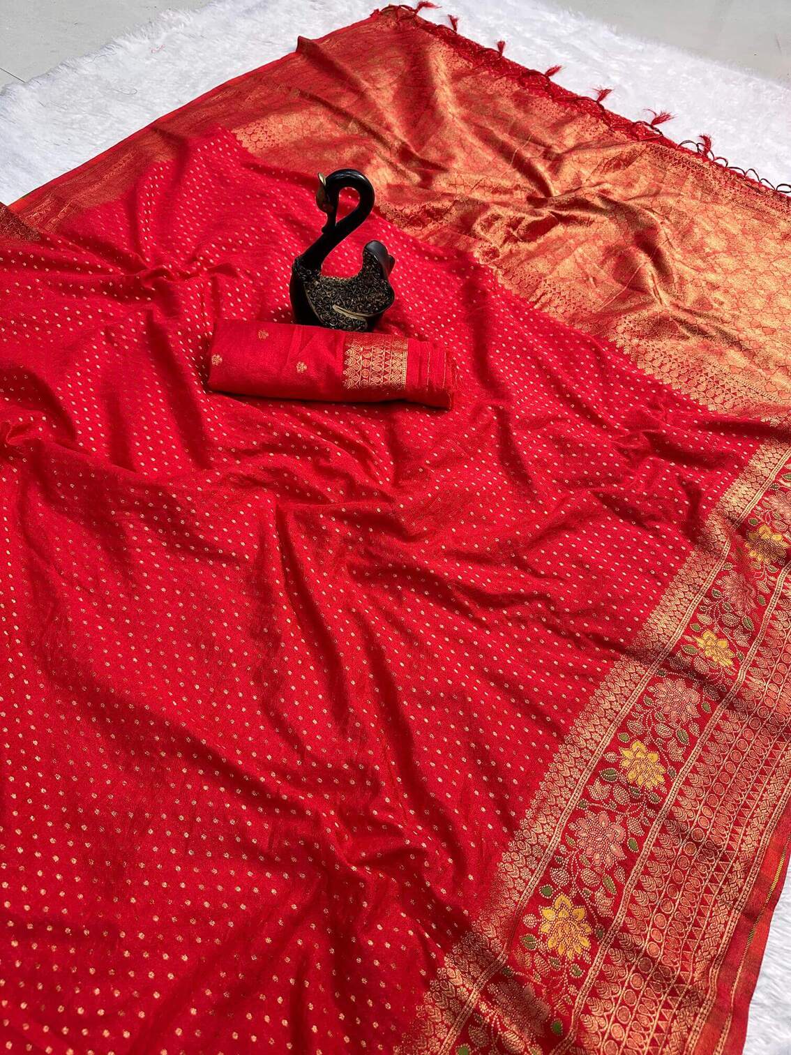 Nectarous Red Soft Banarasi Silk Saree With Sumptuous Blouse Piece
