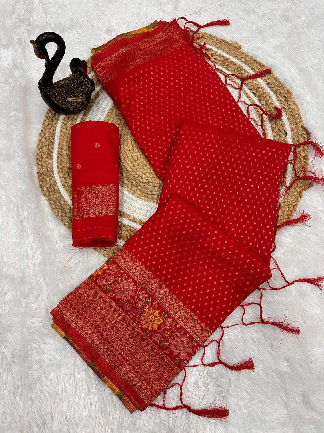 Nectarous Red Soft Banarasi Silk Saree With Sumptuous Blouse Piece