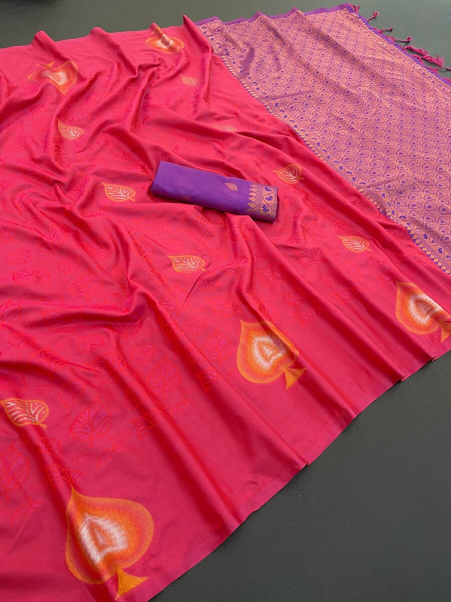 Exquisite Magenta Soft Banarasi Silk Saree With Alluring Blouse Piece