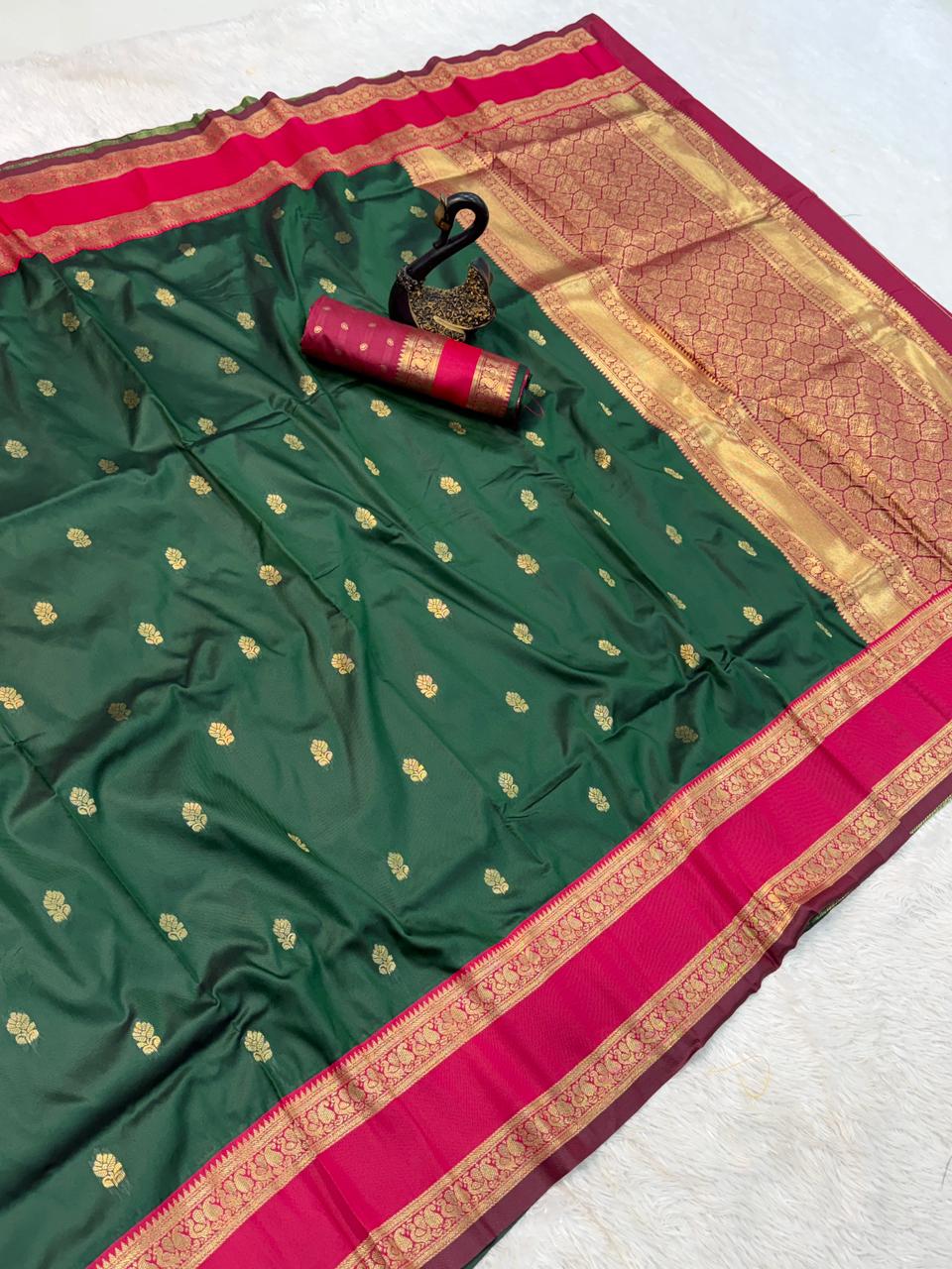 Vivacious Dark Green Soft Banarasi Kathpadar Silk Saree With Fugacious Blouse Piece