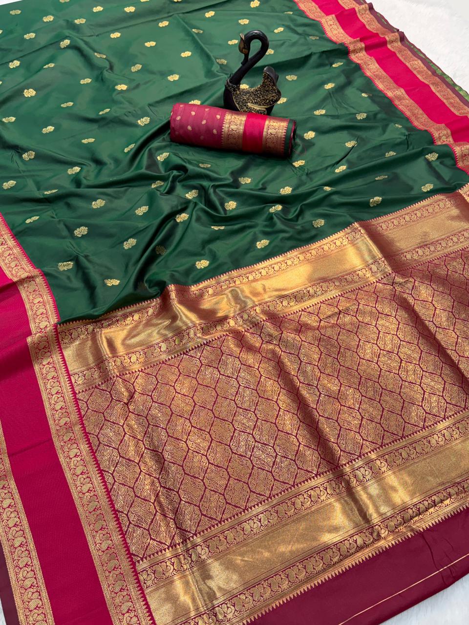 Vivacious Dark Green Soft Banarasi Kathpadar Silk Saree With Fugacious Blouse Piece