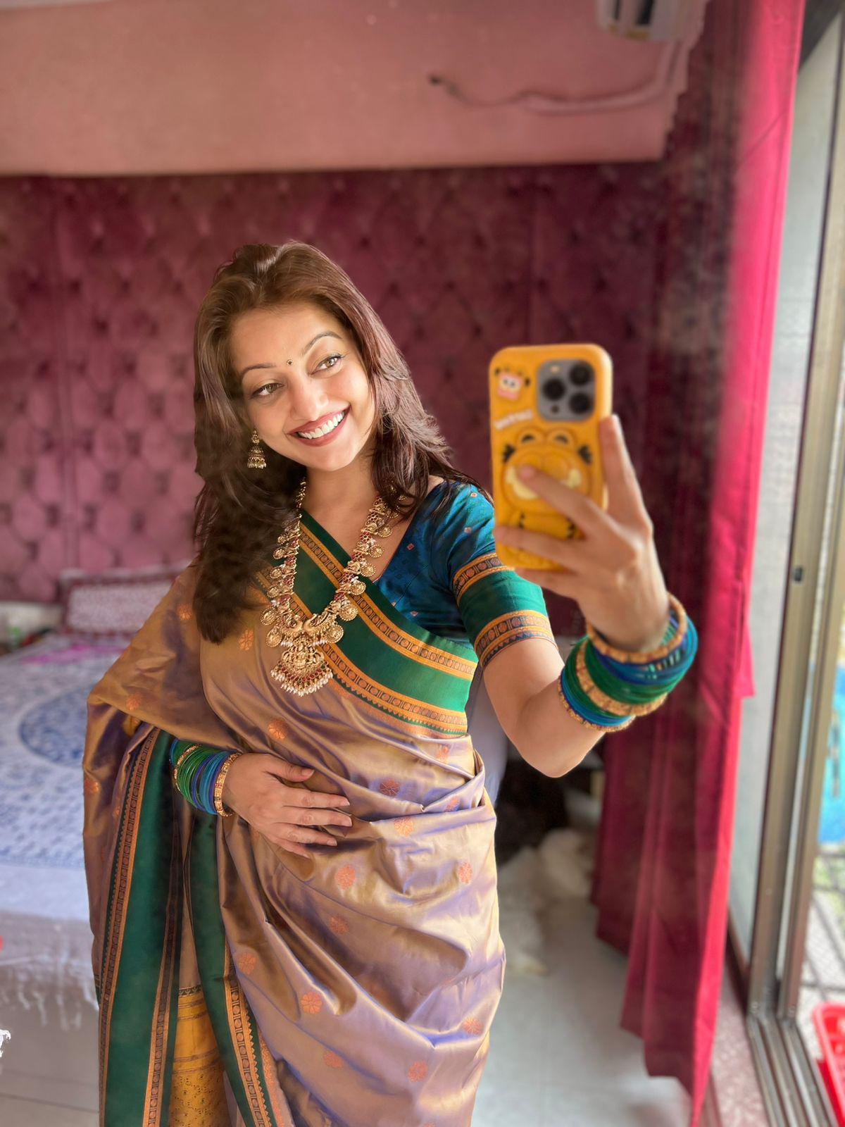 Super extravagant Peach Soft Banarasi Silk Saree With Glittering Blouse Piece