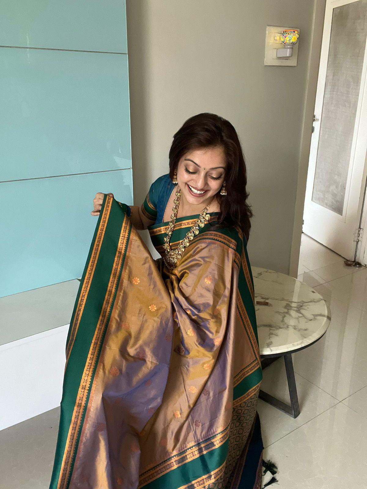 Super extravagant Peach Soft Banarasi Silk Saree With Glittering Blouse Piece