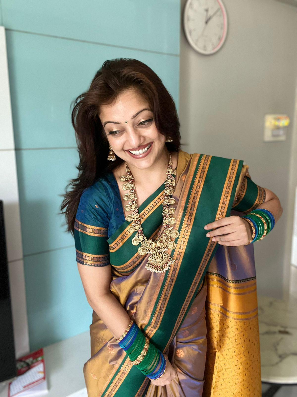 Super extravagant Peach Soft Banarasi Silk Saree With Glittering Blouse Piece