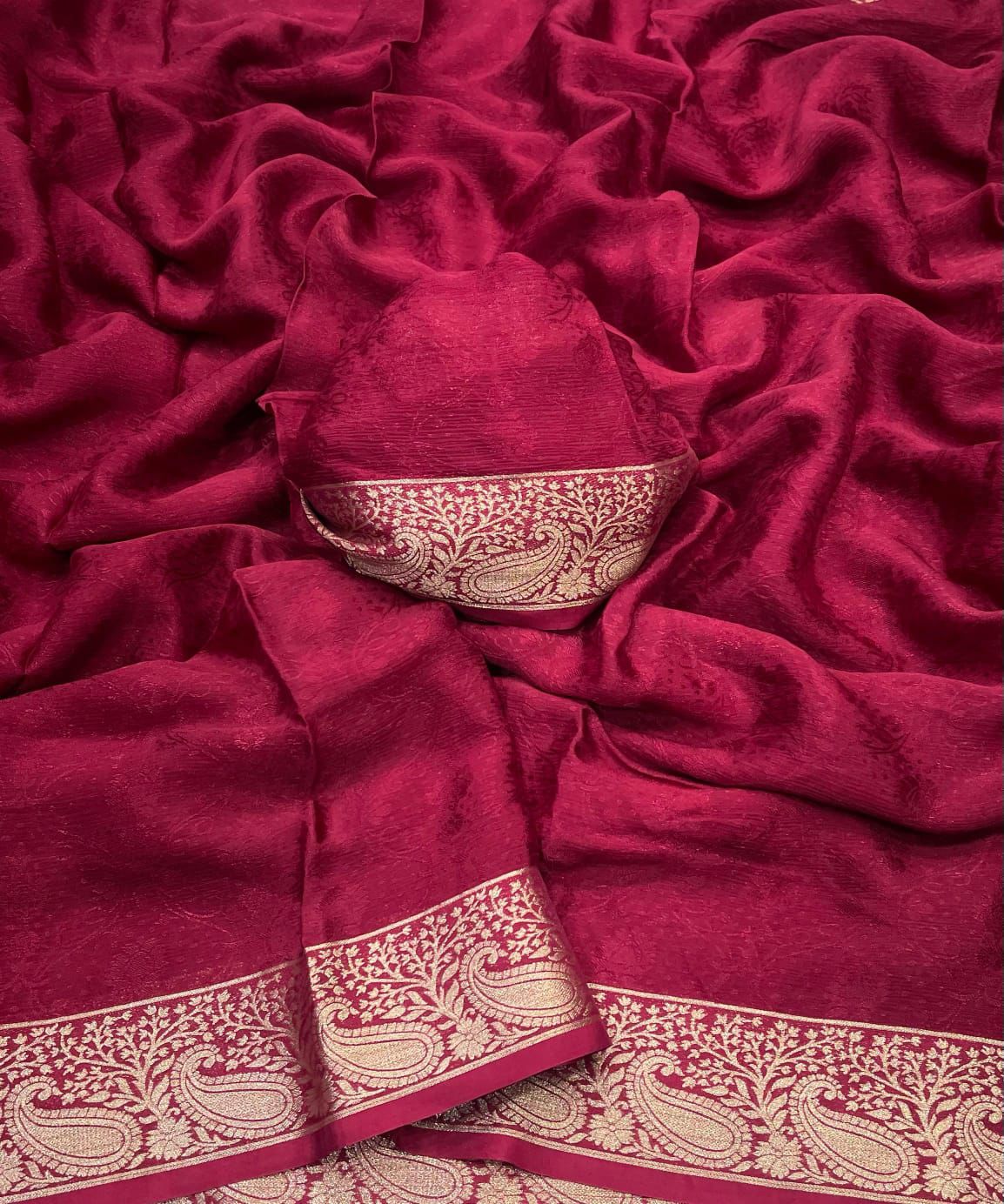 Imbrication Dark Pink Soft Banarasi Silk Saree With Amiable Blouse Piece