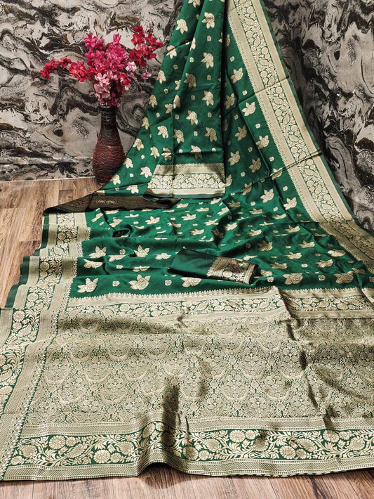 Blissful Dark Green Soft Silk Saree With Magnetic Blouse Piece